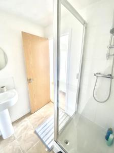 Fresh 2 Bedroom Flat close to City Center Camp Street