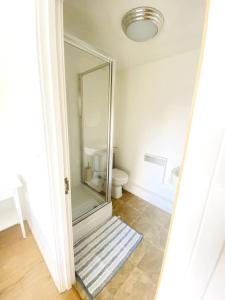 Fresh 2 Bedroom Flat close to City Center Camp Street