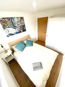 Fresh 2 Bedroom Flat close to City Center Camp Street