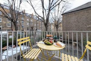 Chelsea Stunning two Bedroom Townhouse with Airconditioning
