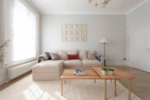 Chelsea Stunning two Bedroom Townhouse with Airconditioning