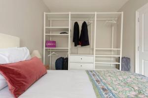 Chelsea Stunning two Bedroom Townhouse with Airconditioning