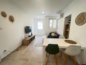 Appartements La Glycine - Parking gratuit - AC CLIM - Cour prive - : photos des chambres