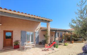 Maisons de vacances Stunning home in Villeneuve les Avignon with Outdoor swimming pool, WiFi and 4 Bedrooms : photos des chambres