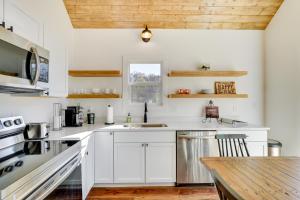 Modern Appalachian Vacation Rental with River Access