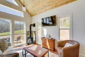 Modern Appalachian Vacation Rental with River Access