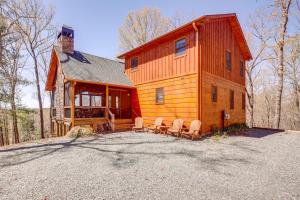 Luxury Mineral Bluff Cabin with Deck and Hot Tub!