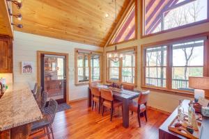 Luxury Mineral Bluff Cabin with Deck and Hot Tub!