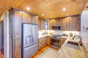 Luxury Mineral Bluff Cabin with Deck and Hot Tub!
