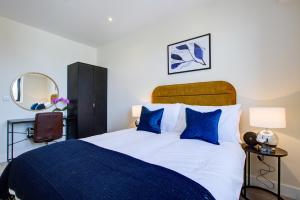 Hybrid Resi - London, Sutton, Free car or van parking