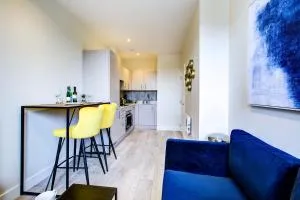 Hybrid Resi - Cheam, Sutton near Wimbledon with onsite car parking - Morden