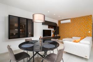 Modern 3BR Stylish Apartment with large Balcony - Close to St Julians and St Georges Bay
