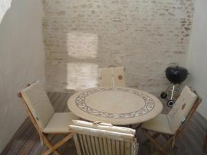 Maisons de vacances Maison de ville confortable 200m de la mer : photos des chambres