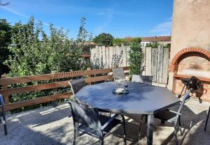 Maisons de vacances Maison de ville avec terrasse et jardin : photos des chambres