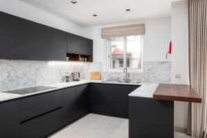 Modern 3BR Stylish Apartment with large Balcony - Close to St Julians and St Georges Bay