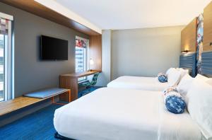 Double Queen Room, Guest room, 2 Queen room in Aloft Austin Downtown
