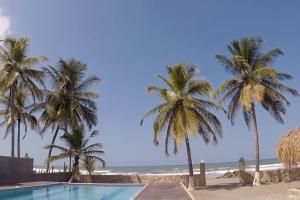 Apto 1er piso frente a la playa y con piscina