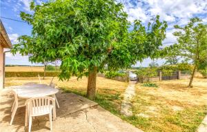 Maisons de vacances Nice home in Andouque with WiFi and 3 Bedrooms : photos des chambres