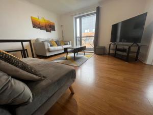 River View Apartment - Central Dundee - Free Private Parking - Sky & TNT Sports - Lift Access - Superfast WIFI - Quiet Neighbourhood - 2 Bathrooms - Amazing Views - Balcony & Courtyard - Long Stays Welcome