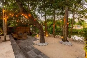 Waterfront Villa BY THE GLAMHOMES - Opa-locka