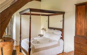 Maisons de vacances 5 Bedroom Gorgeous Home In Sarrazac : photos des chambres