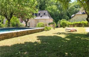 Maisons de vacances Beautiful home in Sarrazac with Outdoor swimming pool, WiFi and 2 Bedrooms : photos des chambres