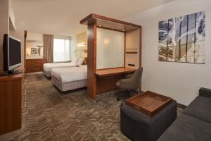 Queen Suite with Two Queen Beds and Trundle Bed room in SpringHill Suites by Marriott Philadelphia Airport / Ridley Park