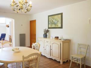 Maisons de vacances Holiday home with outdoor pool, Bedoin : photos des chambres