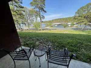 Mountain Harbor Queen Guest Room on Lake Ouachita - Mount Ida
