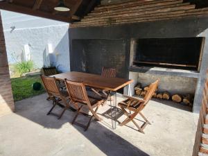 Casa familiar con parrilla y patio compartido
