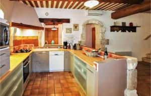 Maisons de vacances Stunning Home In Apt With 4 Bedrooms, Wifi And Outdoor Swimming Pool : photos des chambres