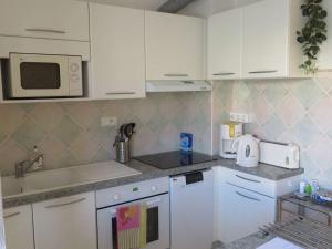 T3 climatisé, traversant, 54m², 2 chambres, loggia sud-ouest, parking, cœur de la Favière. - FR-1-610-78