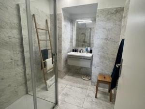 Appartements Splendide appartement avec piscine et jardin face a la mer - FR-1-726-2 : photos des chambres