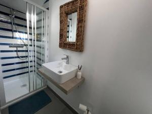 Villas Villa pour 8 pers avec piscine et terrasse, La Croix-Valmer - FR-1-726-18 : photos des chambres