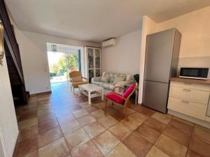 Maisons de vacances Maison climatisee 2 chambres, proche village, terrasse, jardinet, piscine, parking prive - FR-1-726-14 : photos des chambres