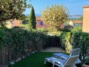 Maisons de vacances Maison climatisee 2 chambres, proche village, terrasse, jardinet, piscine, parking prive - FR-1-726-14 : photos des chambres