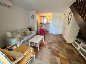 Maisons de vacances Maison climatisee 2 chambres, proche village, terrasse, jardinet, piscine, parking prive - FR-1-726-14 : photos des chambres