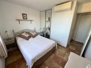 Maisons de vacances Maison climatisee 2 chambres, proche village, terrasse, jardinet, piscine, parking prive - FR-1-726-14 : photos des chambres