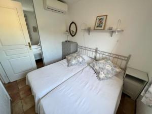 Maisons de vacances Maison climatisee 2 chambres, proche village, terrasse, jardinet, piscine, parking prive - FR-1-726-14 : photos des chambres