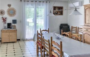 Maisons de vacances Stunning home in Saint Trinit with 2 Bedrooms : photos des chambres