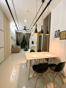 Cozy 2 BR Apartment w Pool Gym Wi-Fi & Work Space