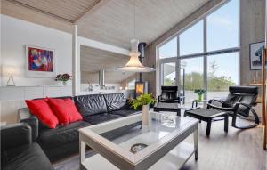 Amazing Home In Ebeltoft With Kitchen