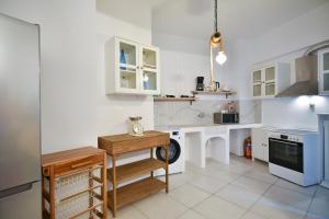 Athens Stylish next to Acropolis, Metro stop Fix