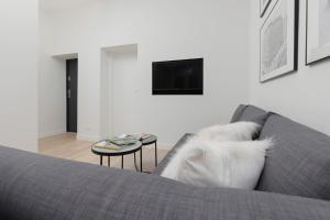 Spacious Apartment with Panoramic View of Warsaw by Noclegi Renters