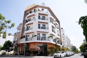 Lucasta Hotel