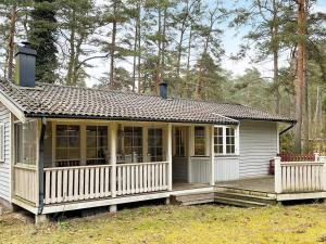 6 person holiday home in YNGSJÖ-By Traum