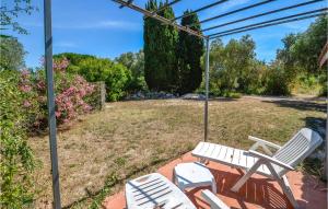 Maisons de vacances Amazing home in La Garde with 2 Bedrooms, Internet and Outdoor swimming pool : photos des chambres