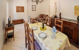 Maisons de vacances Amazing home in La Garde with 2 Bedrooms, Internet and Outdoor swimming pool : photos des chambres