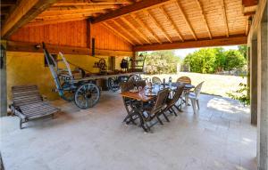 Maisons de vacances Beautiful Home In La Garde With Kitchen : photos des chambres