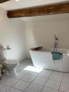 Maisons de vacances Charming village house with pool : photos des chambres